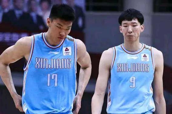 清晨北京首钢调整名单以备NBA季后赛，单刀错失环节打磨，气氛紧张，阵容厚度经受考验